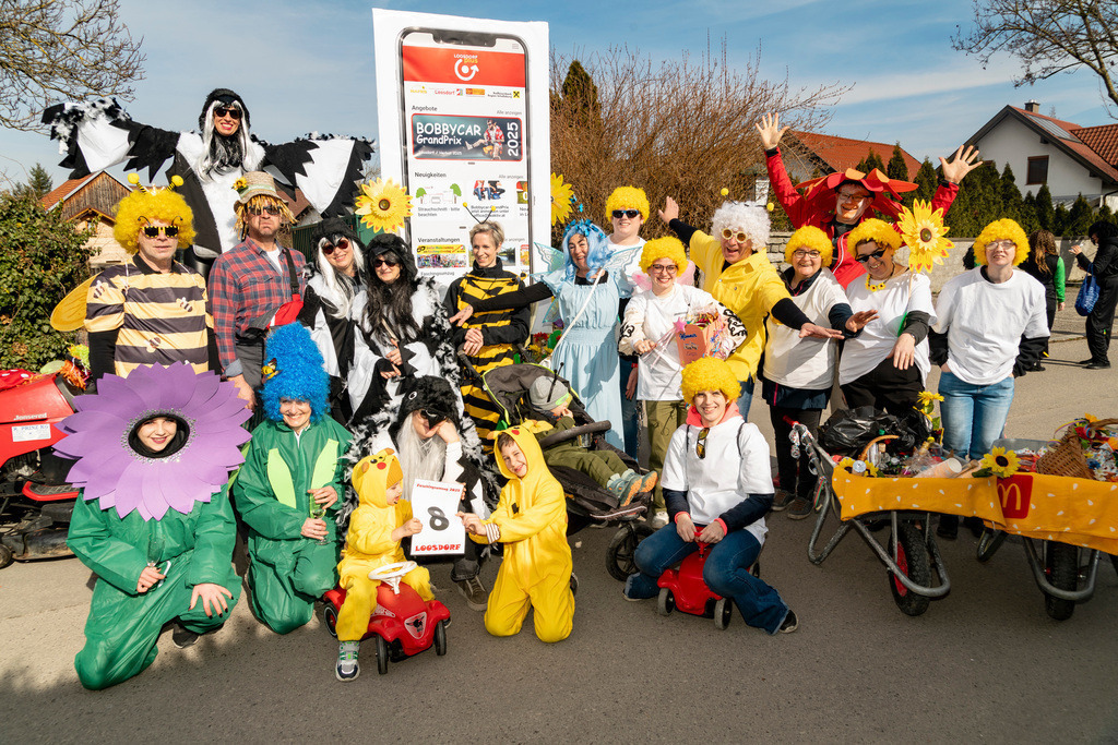 Umzug2025-012_8795 | Fotostrecke: FASCHINGSUMZUG 2025 in Loosdorf. 22 Masken(gruppen)-Teilnehmer: Loosdorfer Vereine, Wirtschaftstreibende, Gemeindeabordnungen sowie Kreditinstitute. rund 700 Besucher entlang der Hauptstrasse. Veranstaltungs-Sicherung durch Mannschaft der FF-Loosdorf mit schwerem Gerät. Maskenprämierung am EKZ-Platz durch Bgm. Thomas Vasku in den Kategorien: Bester Festwagen (Fa. gkonzept-Groissenberger; Beste Personengruppe-ASK-Loosdorf; Beste Einzelperson; Weiteste Anreise-FF Schollach;