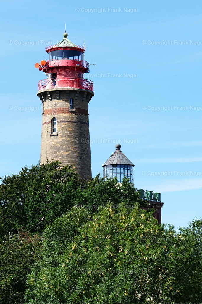 Lighthouses of Cape Arkona | Am Kap Arkona stehen 3 Türme. Davon ist der Leuchtturm neben dem Schinkelturm als Seefeuer aktiv. Im Schinkelturm ist ein Museum mit Ausstellungen zu den Leuchttürmen. Im Schinkelturm finden Hochzeiten statt. - Realisiert mit Pictrs.com