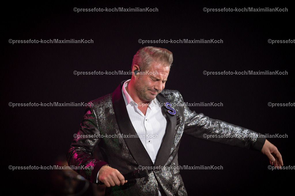 Due24052401035 | 24.05.2024, Düsseldorf, Mitsubishi Electric HALLE, Sänger Sasha (Sascha Röntgen-Schmitz) performt bei seinem Konzert - This Is My Time, Die Show - 