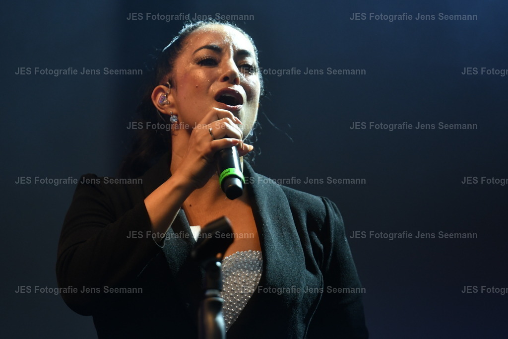 2026_Deborah Lee und the news_One Moment time Whitney Houston__0533 | Fotograf Jens Seemann - Realisiert mit Pictrs.com