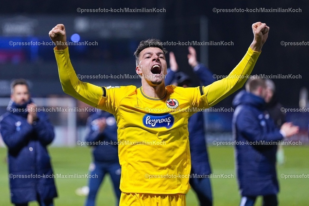 xYDRx23012601054 | 23.01.2026, xydrx, Fußball, 3.Liga, FC Viktoria Köln - 1.FC Saarbrücken, Saison 2025 2026, Sportpark Höhenberg: Arne Schulz (FC Viktoria Köln #27) freut sich über den 2:0 Sieg    DFB regulations prohibit any use of photographs as image sequences and or quasi-video. Photo: xYannisxDreimannxPressefotoKochx