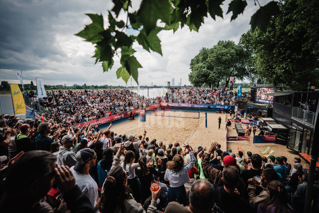 Beachvolleyball | Frauen | Allianz German Beach Tour 2025 | Tourstop Düsseldorf | 18.05.2025 | Das volle Stadion am Rhein