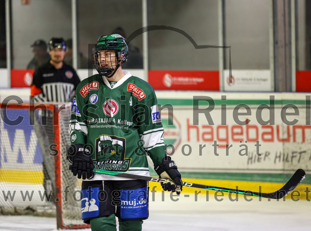 2023-11-17_008_TSV_Erding_gegen_EA_Schongau | Erding, Deutschland, 17.11.2023:
Eishockey, Bayernliga Vorrunde 2023 / 2024, 10. Spieltag, TSV Erding gegen EA Schongau, Endergebnis: 12:4

Simon Franz (Erding Gladiators, #4)

Foto: Christian Riedel / fotografie-riedel.net