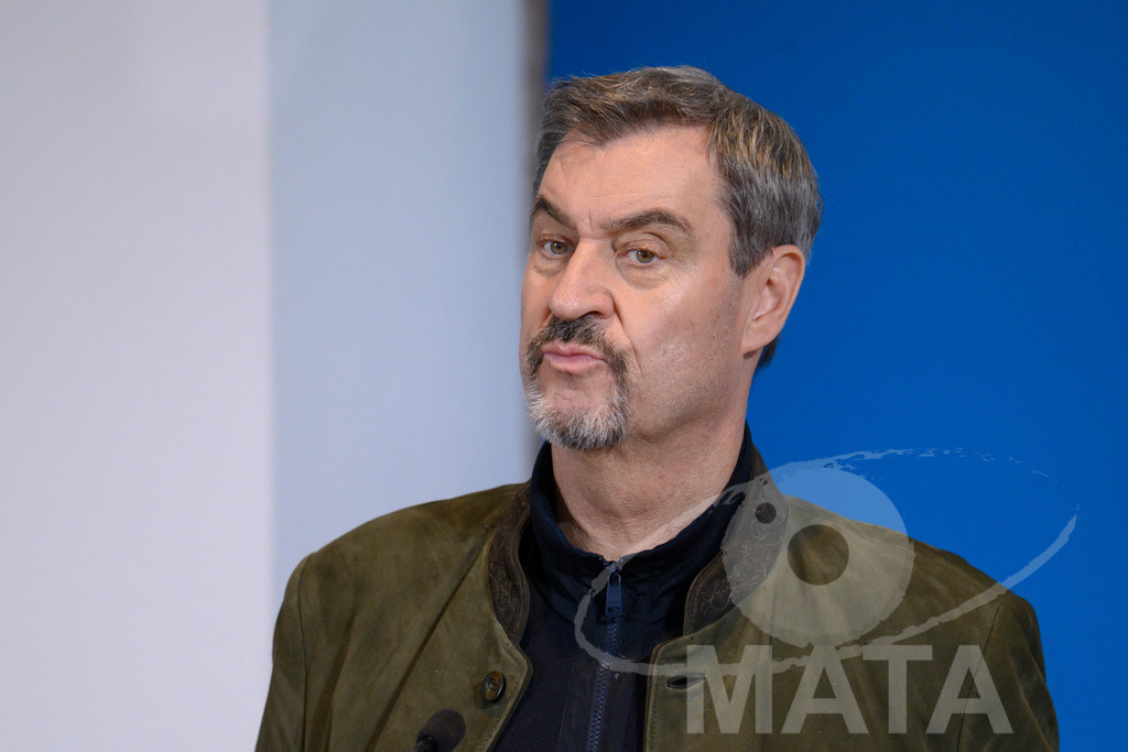 _DWI7794 | Bayerns Ministerpräsident Markus Söder (CSU) bei einer Pressekonferenz im Lokschuppen. Rosenheim, 02.12.2025 Bayern Deutschland - Realisiert mit Pictrs.com