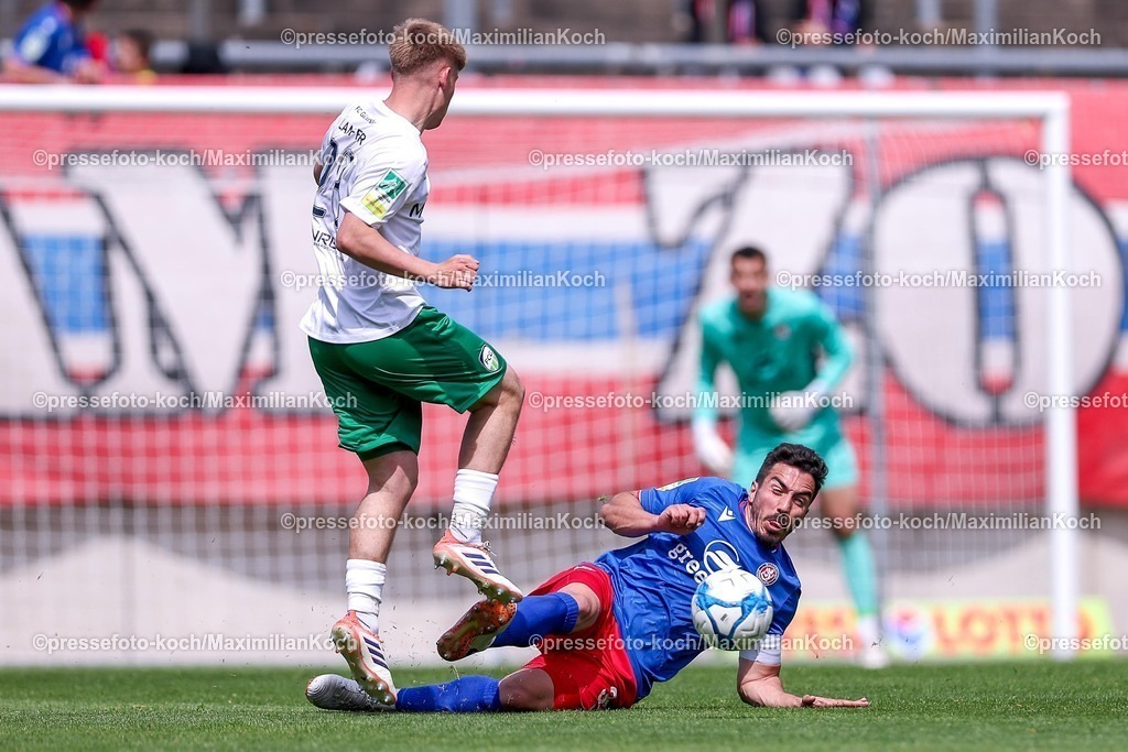 WSV02052601031 | 02.05.2026, Fußball, RL West, Wuppertaler SV - FC Gütersloh, Regionalliga Herren, 32. Spieltag, Stadion am Zoo in Wuppertal, Saison 2025 2026: Erik Lanfer&nbsp;(FC Gütersloh #28) gegen Cenk Durgun&nbsp;(Wuppertaler SV #33)  DFB regulations prohibit any use of photographs as image sequences and or quasi-video.