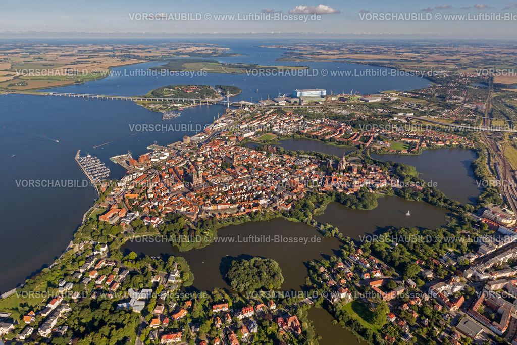 Stralsund12084276 | Stralsund, mit der von Wasser umgebenen Altstadtinsel am Strelasund,  Stralsund, Ostsee, Mecklenburg-Vorpommern, Deutschland, Europa