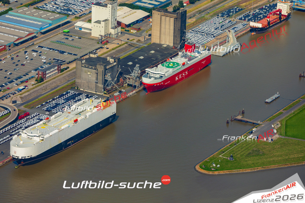 Schöne Luftaufnahme als Geschenk in Larrelt Emden - Die Luftbildaufnahme wurde 2025 vom UL-Flugzeug heraus erstellt ( keine Drohne ) - Hochauflösende Luftaufnahme -Nicht vergleichbar mit Google Maps oder Satelittenbilder- Die Geschenkidee !Mit Lizenz und Bildrechte bestellbar