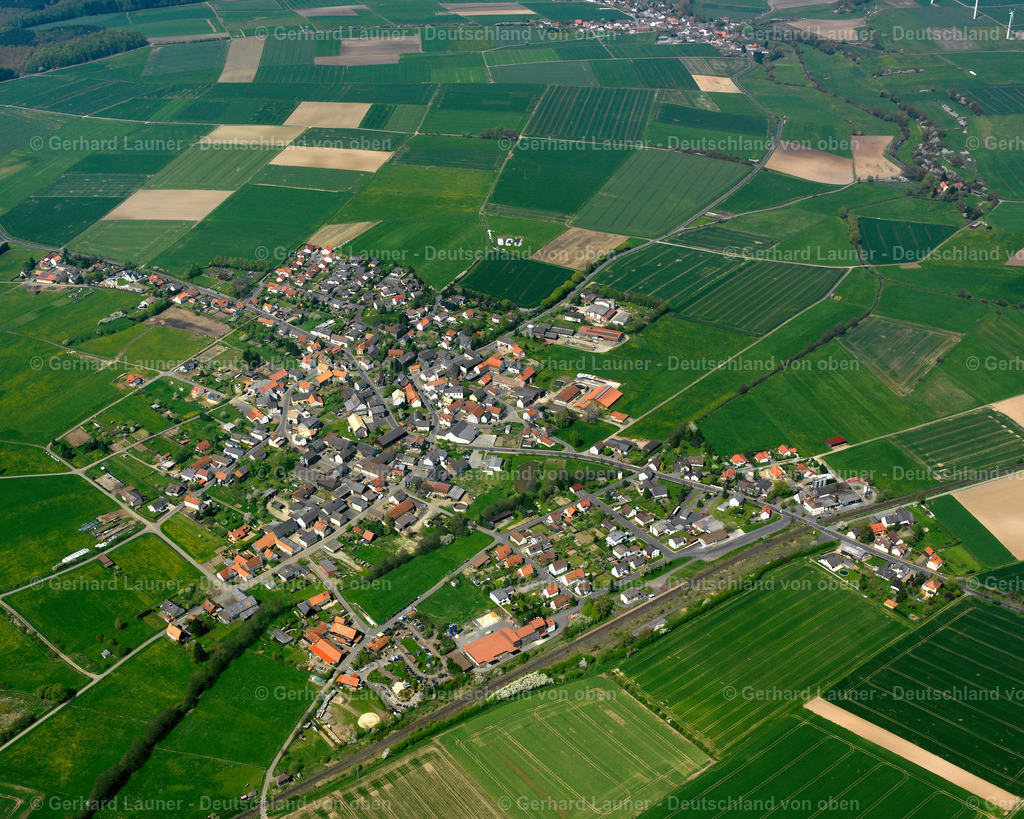 2615153 | ZELL 07.06.2006 Ortsansicht am Rande von landwirtschaftlichen Feldern und Nutzflächen  in Zell im Bundesland Hessen, Deutschland // Village view on the edge of agricultural fields and land  in Zell in the state Hesse, Germany Foto: Gerhard Launer
