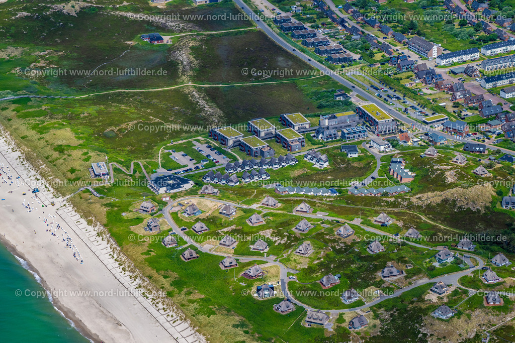 Sylt_Hörnum_Nielsglaat_Strasse_ELS_4026130625 | HöRNUM (SYLT) 13.06.2025 Gebäudekomplex eines als Ferienwohnungsanlage genutzten Mehrfamilien- Wohnhauses Hapimag Resort in Hörnum (Sylt) auf der Insel Sylt im Bundesland Schleswig-Holstein, Deutschland. Weiterführende Informationen bei: Hapimag AG. // Building of an apartment building used as an apartment complex Hapimag Resort in Hoernum (Sylt) on Island Sylt in the state Schleswig-Holstein, Germany. Further information at: Hapimag AG. Foto: Martin Elsen