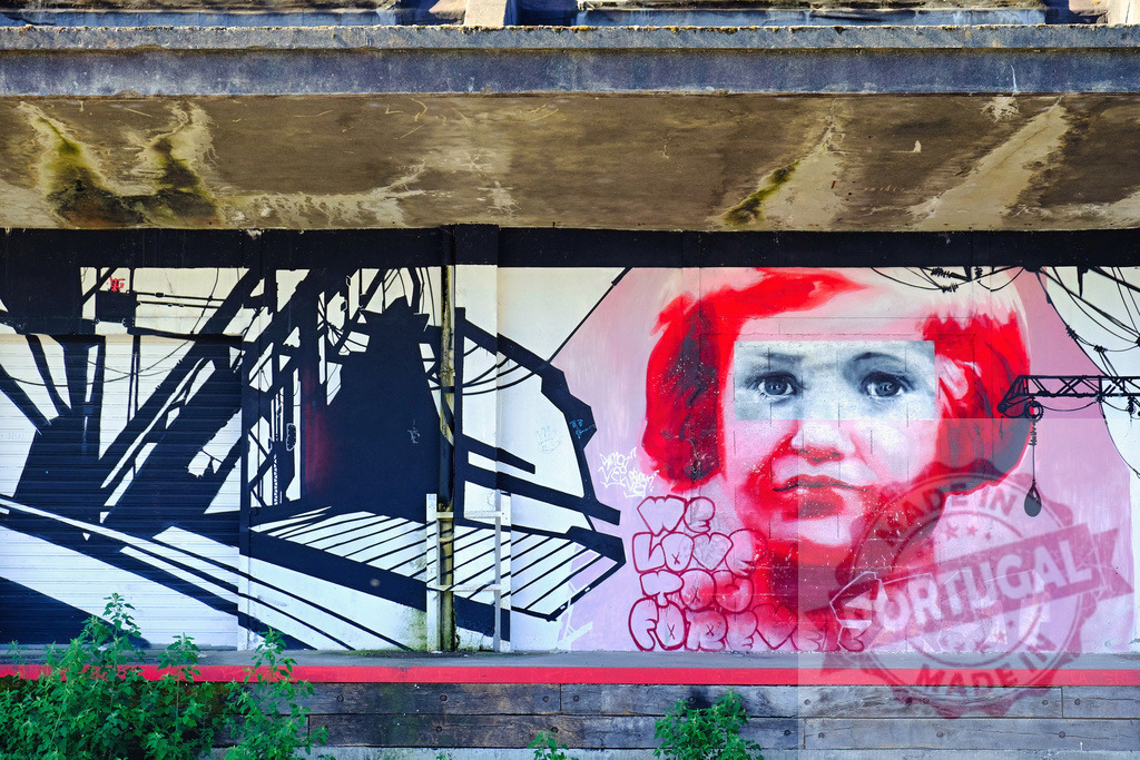 Girl portrait graffiti mural on urban wall | Urban wall displaying a vibrant street art mural of a girl's face - Realisiert mit Pictrs.com