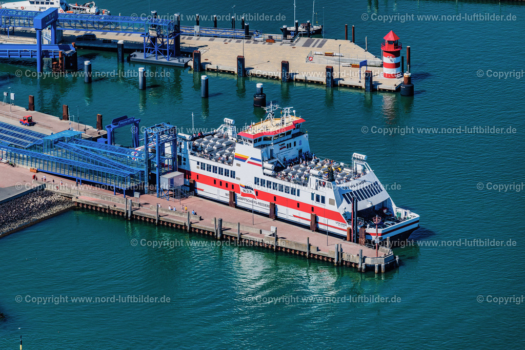 Föhr_Fährhafen_ELS_8452130822 | WYK AUF FöHR 13.08.2022 Hafenanlagen an der Meeres- Küste der Nordsee in Wyk auf Föhr im Bundesland Schleswig-Holstein. // Port facilities on the seashore of the North Sea in Wyk auf Foehr in the state Schleswig-Holstein. Foto: Martin Elsen