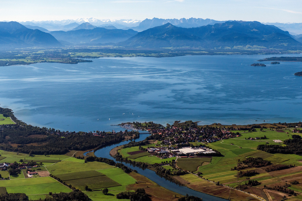 dr__0090665.jpg | SEEON-SEEBRUCK 23.09.2021 Uferbereiche am Seegebiet des Chiemsee in Seeon-Seebruck im Bundesland Bayern, Deutschland. // Riparian areas on the lake area of Chiemsee in Seeon-Seebruck in the state Bavaria, Germany. Foto: Daniel Reiter