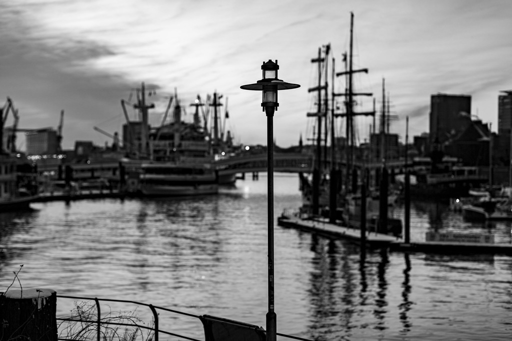 _MSC1690 | Fotografie, Shop, Art, Kunst, Feuer, Schwarzweiß, SW, BW, Black and White, Foto, Hamburg, Hamburger Hafen, Hamburg City, Hafen, Fotokunst, Photoart, Feuer, Feuerfotos, fire, fire photo - Realisiert mit Pictrs.com