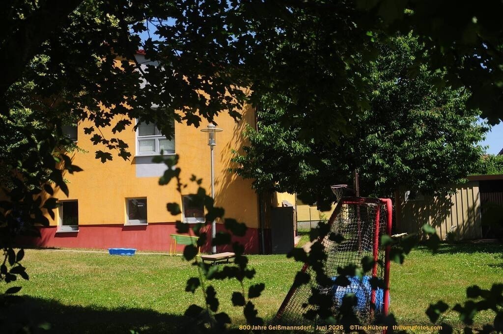 Geißmannsdorf-2026-Ortsbilder-584 | Geißmannsdorf bei Bischofswerda im Sommer 2026. Ein fotografischer Streifzug durch das Dorf Geißmannsdorf, mit Gebäuden, Straßen, Strohpuppen und geschmückten Vorgärten und Grundstücken anlässlich der 800-Jahr-Feier von Geißmannsdorf im Juni 2026 - Realisiert mit Pictrs.com