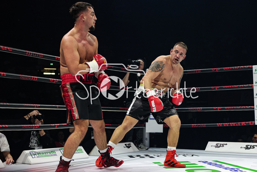 Profi - Box - Gala / Main Event | James KRAFT (rote Hose) in seinem Kampf gegen Vaclav TOJACEK (schwarze Hose)