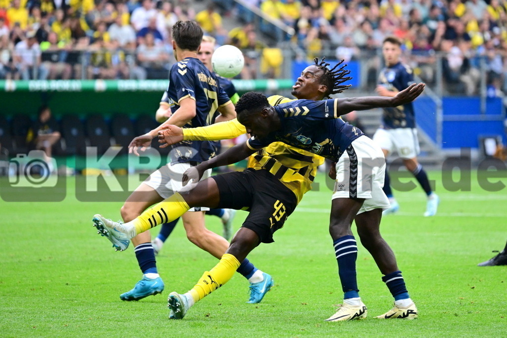 KBS Picture_PhoenixLuebeck-BorDortmund_007 | v.v. Adou Emanuel (Phoenix Luebeck) , Bynoe-Gittens Jamie (Borussia Dortmund) ,Sportplatz :  Volksparkstadion, - Realisiert mit Pictrs.com