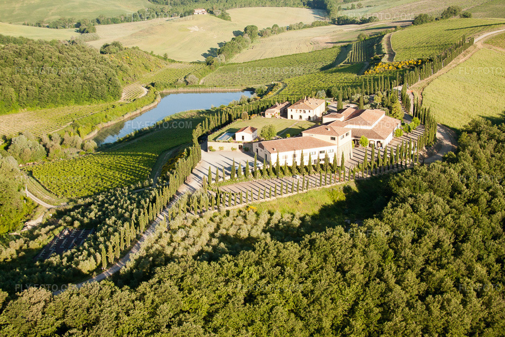 Aerial view: View of the town in Torrenieri in the state Tuscany, Italy. – Photo: IMG_28164.jpg taken on 06/01/2010 by Werner Riehm/FLY-FOTO.com – Resolution of the original: 4752 x 3168 px
