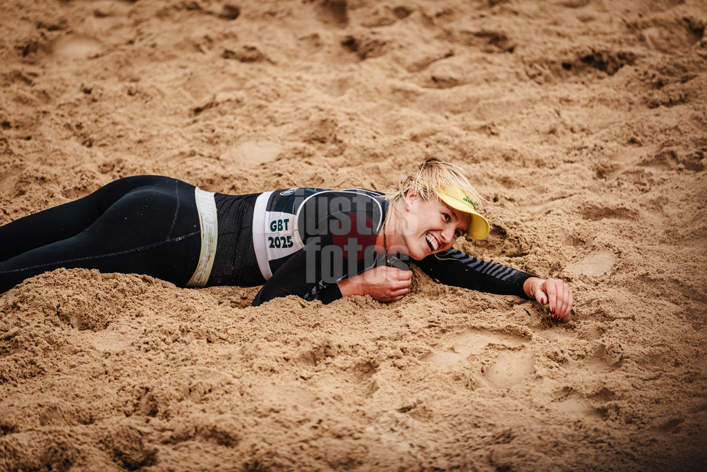 Beachvolleyball | Frauen | Allianz German Beach Tour 2025 | Tourstop Berlin | 23.08.2025 | Chenoa Christ am Boden lächelnd