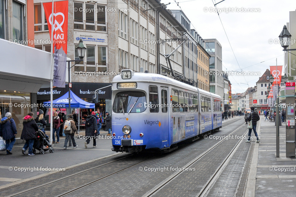Wuerzburg_ Strassenbahn_ 01.02.2024-4 | 01.02.2024, Wuerzburg, AUT, Strassenbahn, im Bild Straßenbahn-Typ Duewag GT-D, Strassenbahn, Innenstadt, Verkehrsmittel, Verkehr, Oeffentlich, Oeffi, Historisch, Transport, Tram, Bim