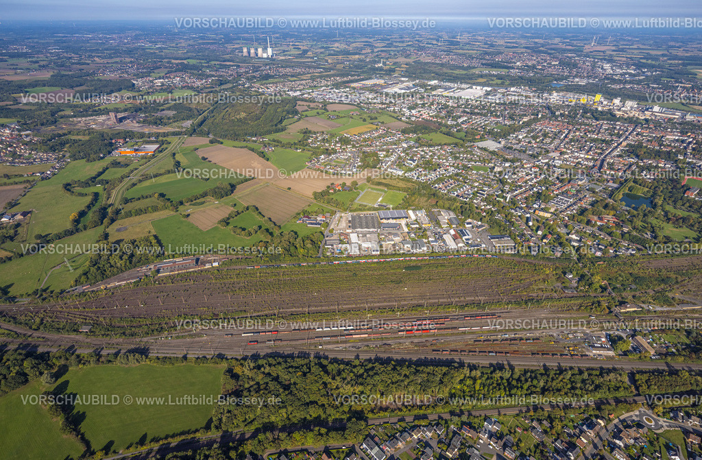 Hamm250900190 | Luftbild, Rangierbahnhof Hamm, Gewerbegebiet Schieferstraße und Halde Kissinger Höhe und Halde Humbert, CreativRevier Hamm, ehemaliges Bergwerk Ost Heinrich Robert, Blick zum RWE Generation SE Kraftwerk Gersteinwerk mit Schornstein und Kühltürmen, Stadtbezirk Pelkum, Hamm, Ruhrgebiet, Nordrhein-Westfalen, Deutschland