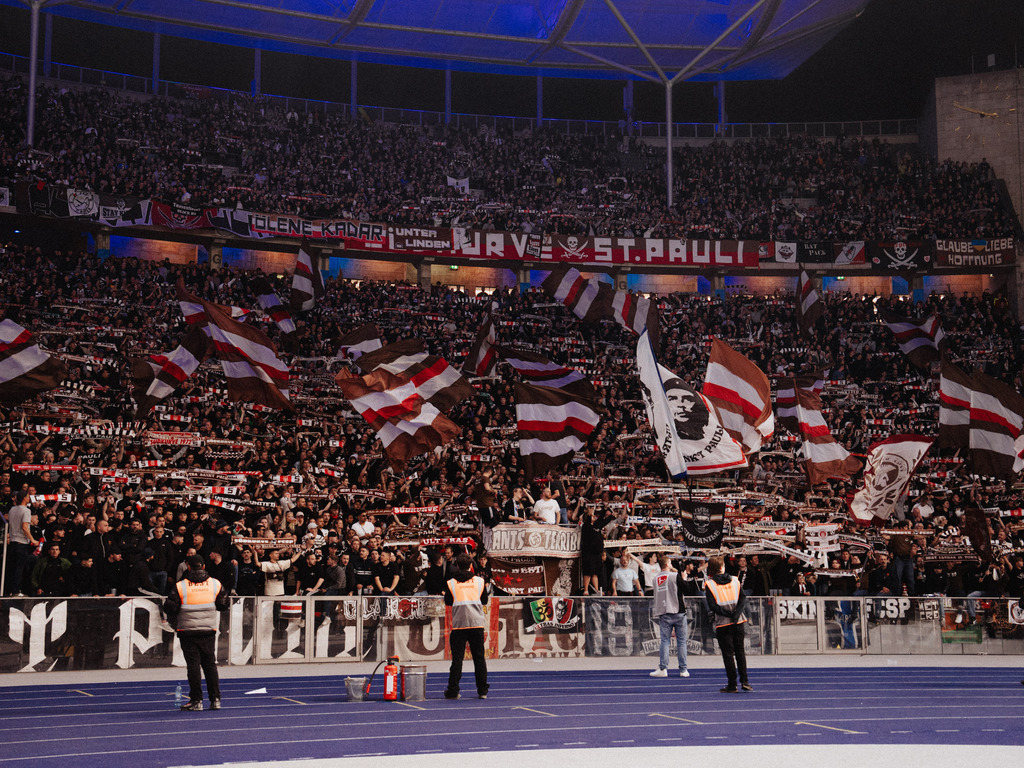 _FCS7031 | Der offizielle Shop für FC St. Pauli Fotos. Wähle aus Spielszenen & Fanmomenten dein FCSP Wunschformat. Wir liefern Millerntor-Atmosphäre.