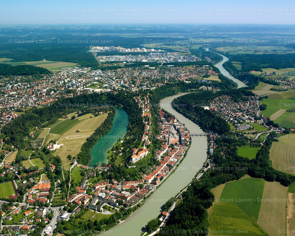 2600291 | BURGHAUSEN 09.06.2006 Stadtansicht am Ufer des Flußverlaufes der Salzach in Burghausen im Bundesland Bayern, Deutschland. // City view on the river bank of Salzach in Burghausen in the state Bavaria, Germany. Foto: Gerhard Launer