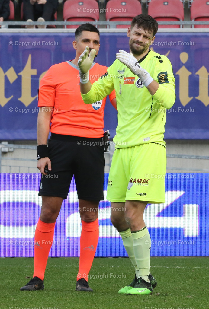A_LUI_17032024_05 | SPORT,FUSSBALL, ADMIRAL BUNDESLIGA AUSTRIA KLAGENFURT-SK STURM GRAZ  17.03.2024 IM BILD: PHILIPP  MENZEL  (KLAGENFURT) UND SCHIEDSRICHTER ALAN KIJAS ) FOTO:FOTOLUI/MW