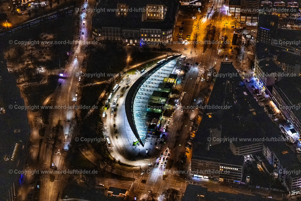 Hamburg_Zob_Nachtaufnahme_ELS_6550060325 | HAMBURG 06.03.2025 Nacht- Lichter und Beleuchtung ZOB Omnibus- Bahnhofs- Terminal an der Verkehrsbetriebe am Carl-Legien-Platz - Adenauerallee im Ortsteil Sankt Georg in Hamburg, Deutschland. Weiterführende Informationen bei: LADIGES GmbH & Co. KG,  Sprinkenhof GmbH,  Zentral-Omnibus-Bahnhof "ZOB" Hamburg GmbH,  redante haun architekten. // Night lighting central Bus Station for Public Transportation on Carl-Legien-Platz - Adenauerallee in the district Sankt Georg in Hamburg, Germany. Further information at: LADIGES GmbH & Co. KG,  Sprinkenhof GmbH,  Zentral-Omnibus-Bahnhof "ZOB" Hamburg GmbH,  redante haun architekten. Foto: Martin Elsen