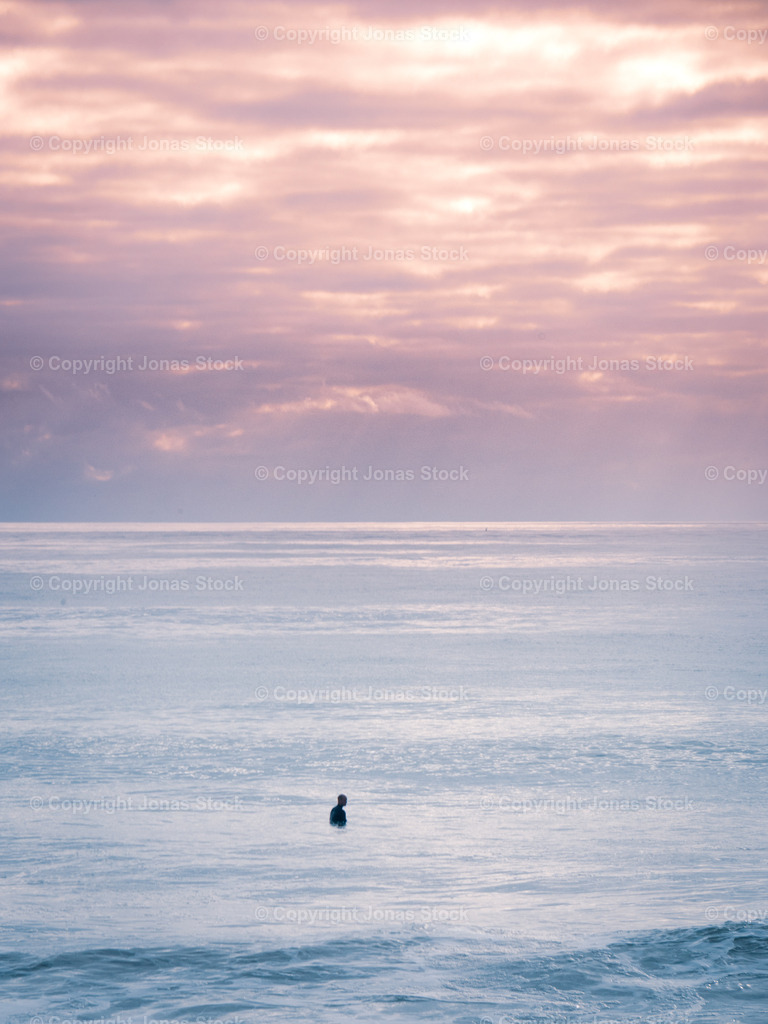 Waiting and Wishing | A surfer waiting for waves.  - Realisiert mit Pictrs.com