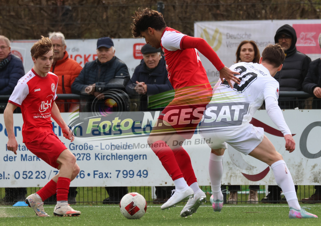 FC RW Kirchlengern - Post TSV Detmold | Auf dem Bild zu sehen: Rot FC RW Kirchlengern v.l.: Julian Zähler, Altan Dincdemir ; Weiß Post TSV Detmold: Erik BormatkovFC RW Kirchlengern, Post TSV Detmold, Saison 25/26, Landesliga, Deutschland - Realisiert mit Pictrs.com