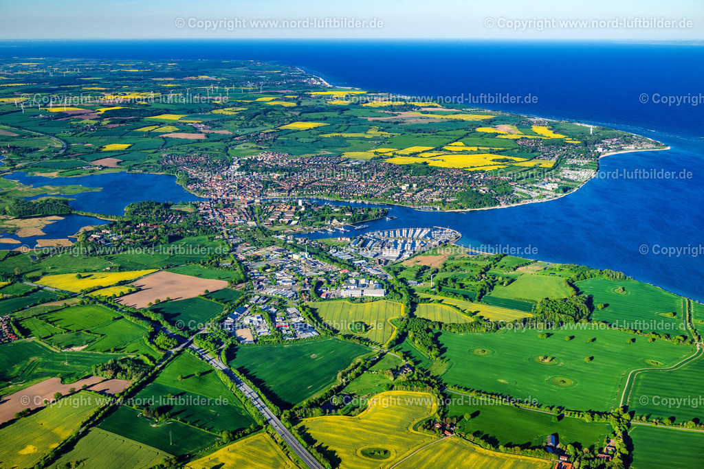 Neustadt_In_Holstein_ELS_1605120524a | NEUSTADT IN HOLSTEIN 01.05.2024 Ortsansicht an der Meeres-Küste der Ostsee in Neustadt in Holstein im Bundesland Schleswig-Holstein. Weiterführende Informationen bei: Stadt Neustadt in Holstein. // Townscape on the seacoast of Baltic Sea in Neustadt in Holstein in the state Schleswig-Holstein. Further information at: Stadt Neustadt in Holstein. Foto: Martin Elsen