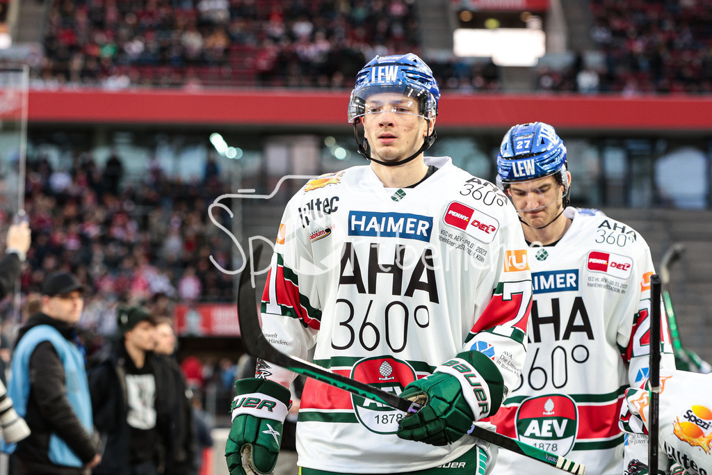 Kölner Haie - Augsburger Panther | Marcel BARINKA (AEV #71) auf dem Weg zum Eis