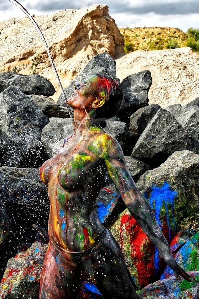 BodyArt-BLACKSTONESSPLASH_3092b3 | #010 | Modell: Renée-Claire | Foto: Tschiponnique Skupin - Realisiert mit Pictrs.com