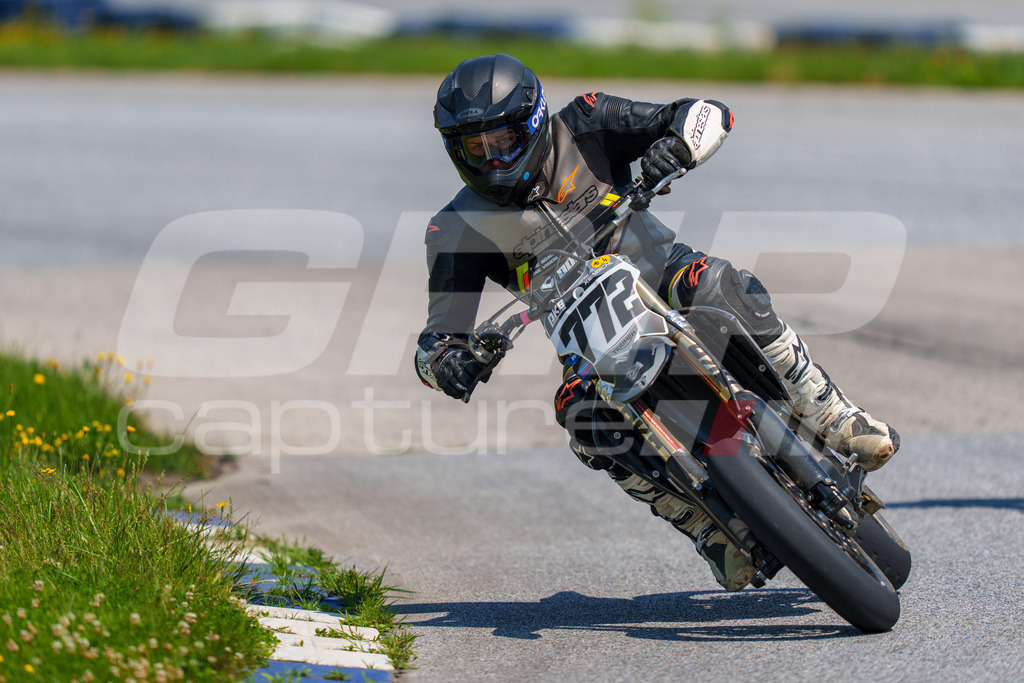 G-Cup + Supermoto Staatsmeisterschaft + Hungarian Supermoto Championship | GRIPcapture steht für authentische Sportfotografie in Österreich – für Momente, die mehr sind als Geschwindigkeit oder Ergebnis. Es geht um Emotion, Spannung, Fokus und den Augenblick, der oft nur einen Wimpernschlag dauert.Ob Motorsport, Teamsport oder 