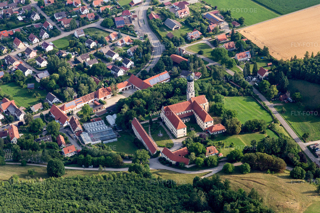 Luftbild: Gebäudekomplex des Klosters Mönchsdeggingen in Mönchsdeggingen im Bundesland Bayern in Deutschland. Foto: IMG_101647.jpg vom 08.07.2017 durch Werner Riehm/FLY-FOTO.de