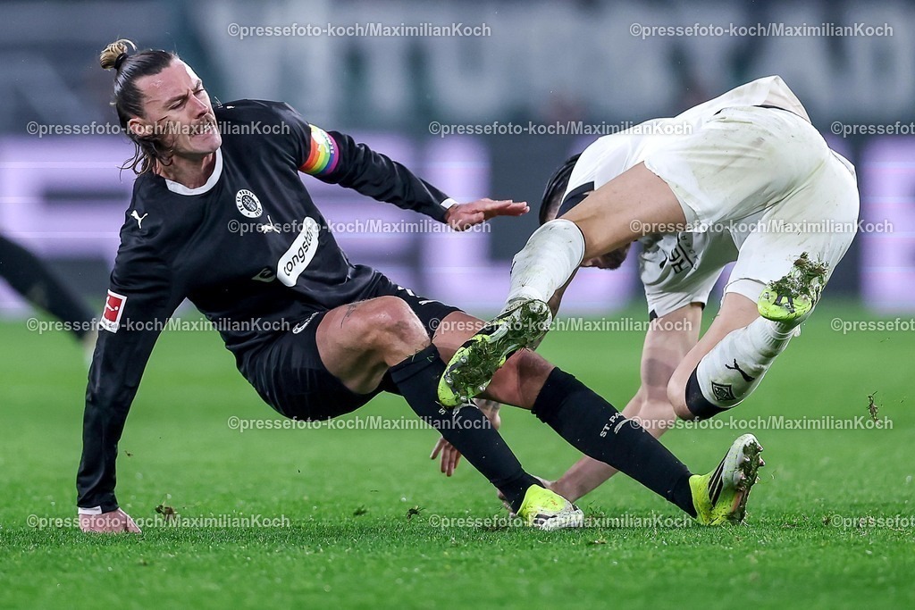 BMG13032601064 | 13.03.2026, Fußball, Borussia Mönchengladbach - FC St. Pauli, 1. Fußball Bundesliga, 26.Spieltag, Borussia-Park, Saison 2025 2026: Jackson Irvine&nbsp;(FC St.Pauli #07) stürzt nach Zusammenprall mit Kevin Diks&nbsp;(Borussia Mönchengladbach #04) zu Boden  DFB regulations prohibit any use of photographs as image sequences and or quasi-video.