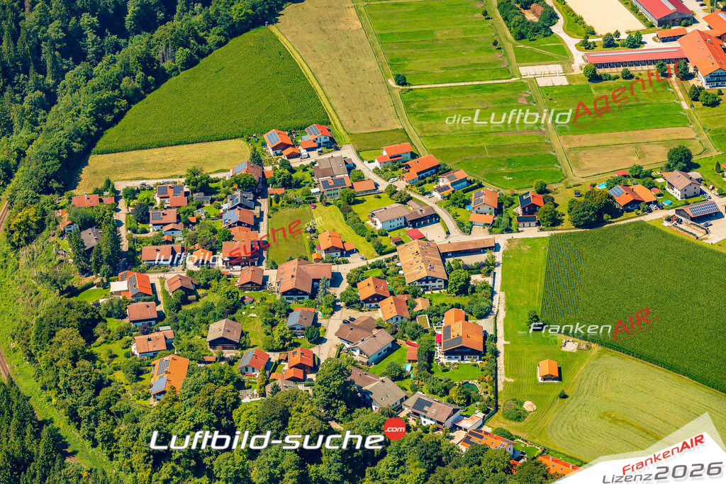 Luftaufnahme von Unterdarching Valley Bild- Das Luftbild wurde 2025 vom UL-Flugzeug heraus erstellt ( keine Drohne ) - Hochauflösende Luftaufnahme -Nicht vergleichbar mit Google Maps oder Satelittenbilder- Die Geschenkidee !Mit Lizenz und Bildrechte bestellbar