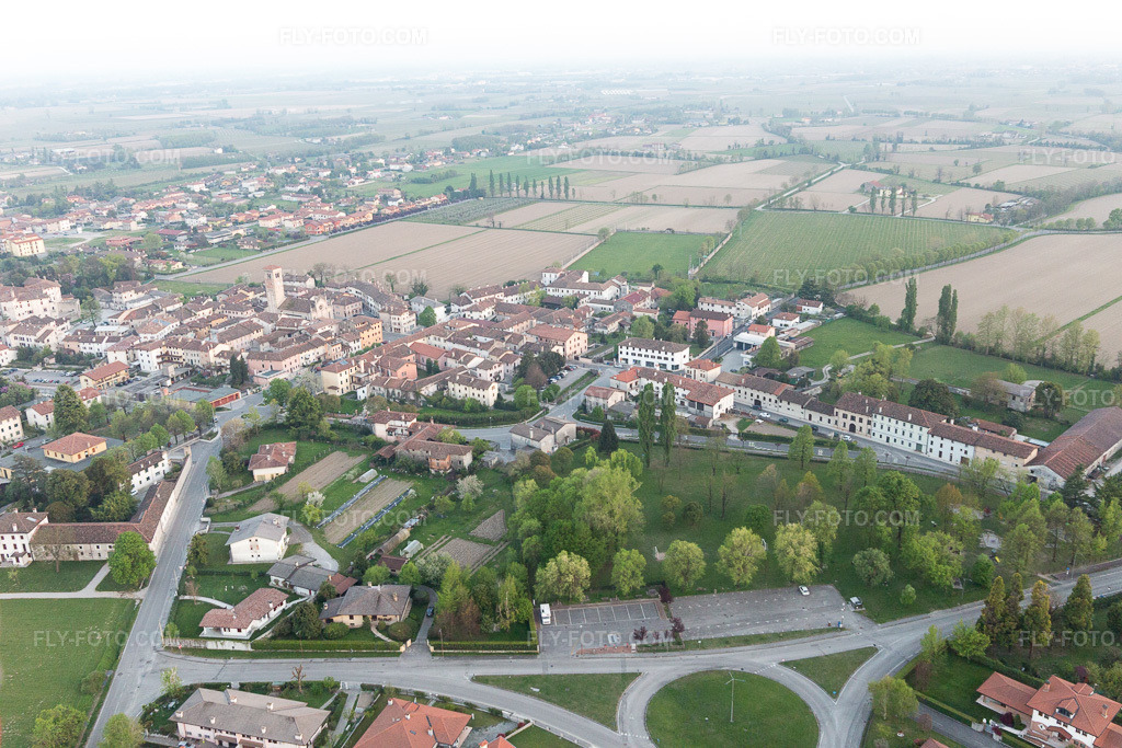 Aerial view: View of the town in Bando in the state Friuli Venezia Giulia, Italy. – Photo: IMG_099017.jpg taken on 04/08/2017 by Werner Riehm/FLY-FOTO.com – Resolution of the original: 5472 x 3648 px