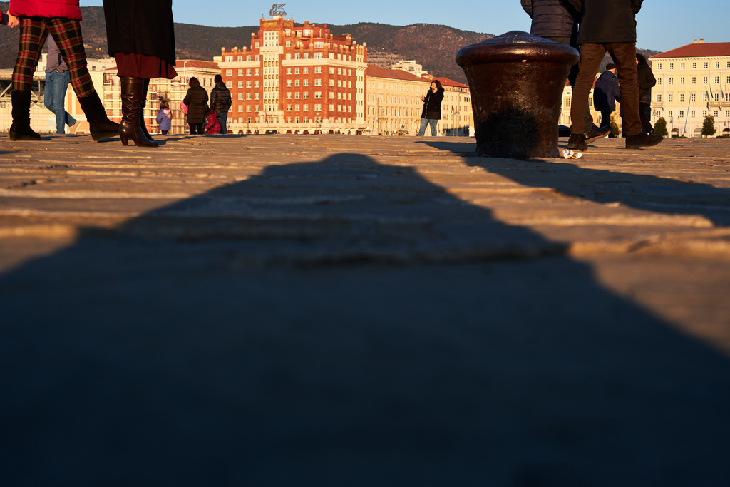 Touristen an der Molo Audace | Triest, Austria - March 10, 2022: Touristen an der Molo Audace im Abendlicht. - Realisiert mit Pictrs.com
