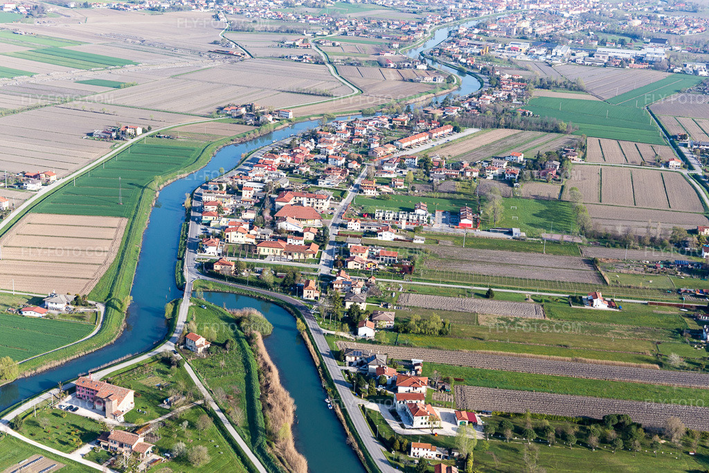 Aerial view: View of the town in Cavanella in the state Veneto, Italy. – Photo: IMG_105723.jpg taken on 04/08/2018 by Werner Riehm/FLY-FOTO.com – Resolution of the original: 5472 x 3648 px