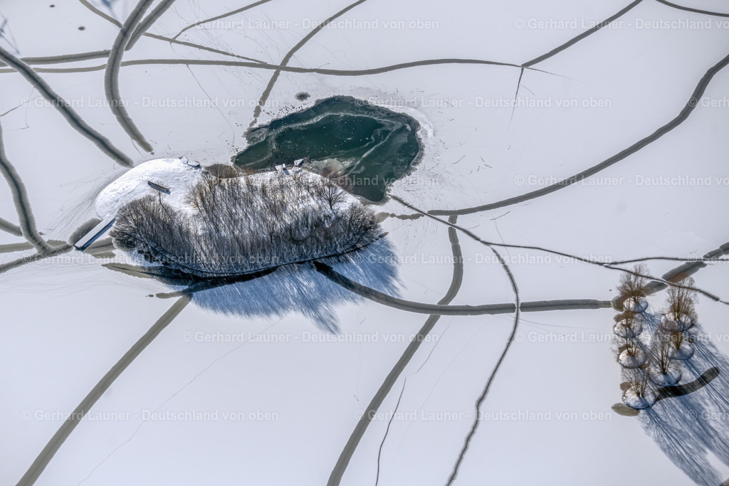 4043843 | Naturschutzinsel in dem mit Eis bedeckten Phönixsee, Dortmund
