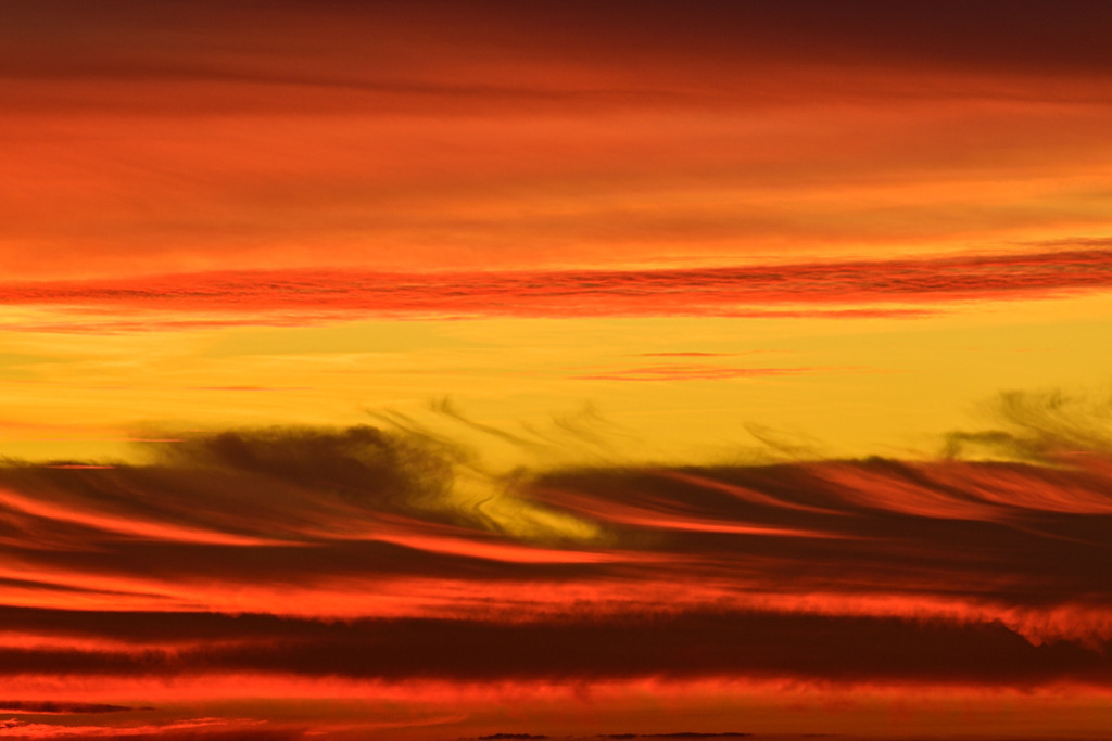 Glühender Abendhimmel | Im Licht der untergehenden Sonne glühen die Wolken feuerrot, während in der Mitte ein Durchblick auf den goldenen Abendhimmel bleibt. Das Bild entstand aus erhöhter Position über Kiel in Schleswig-Holstein. — Auflösung des Originals: 4896 x 3264 px. - Realisiert mit Pictrs.com