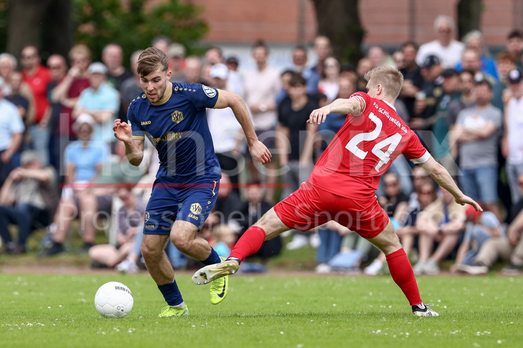 Fussball, Relegation Regionalliga Nord, SV Hemelingen - FSV Schöningen | v.li.: Nicolas Fenski (SV Hemelingen, 21) und Maximilian Sauer (FSV Schöningen, 24) im Zweikampf, Duell, Dynamik, Aktion, Action, Spielszene