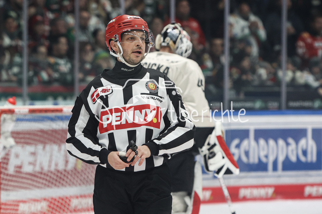 Augsburger Panther - Kölner Haie | Linienrichter David TSCHIRNER in Aktion / Freisteller / Einzelfoto