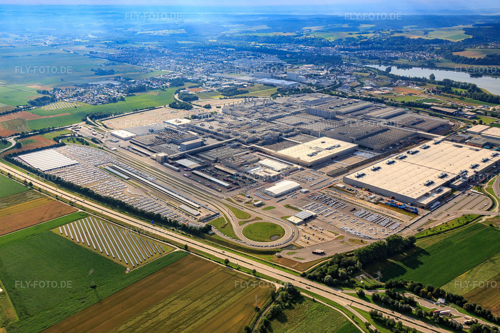 Luftbild: Industriegebiet Höfen mit BMW Group Werk Dingolfing im Ortsteil Höfen in Dingolfing im Bundesland Bayern in Deutschland. – Foto: IMG_090521.jpg vom 02.07.2016 durch Werner Riehm/FLY-FOTO.de – Auflösung des Originals: 5472 x 3648 px – WWW.BMW-WERK-DINGOLFING.DE