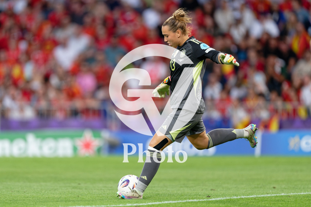 Spain v Switzerland - UEFA Women's EURO 2025 Quarter-Final | BERN, SWITZERLAND - JULY 18: Catalina Coll of Spain shoots  during the UEFA Women's EURO 2025 Quarter-Final match between Spain v Switzerland at Stadion Wankdorf on July 18, 2025 in Bern, Switzerland. (Photo by Giuseppe Velletri/Sports Press Photo/Getty Images)