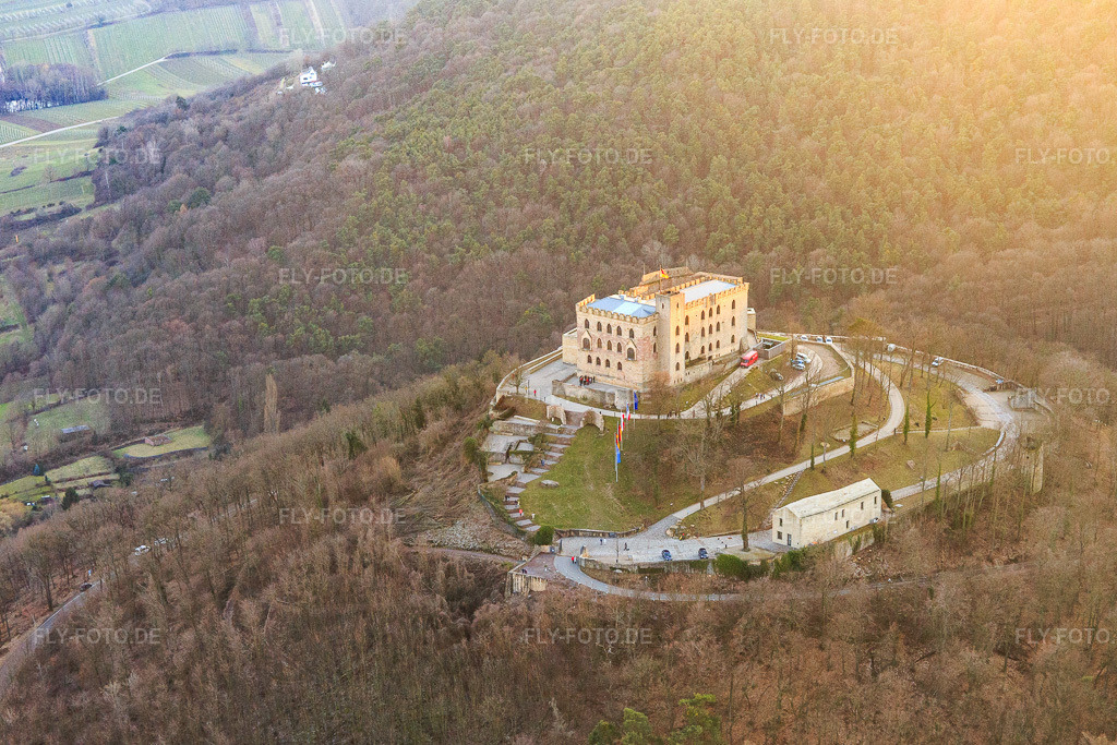 Luftbild: Hambacher Schloss von Süden im Ortsteil Diedesfeld in Neustadt im Bundesland Rheinland-Pfalz in Deutschland. Foto: IMG_105186.jpg vom 24.03.2018 durch Werner Riehm/FLY-FOTO.deStiftung Hambacher SchlossStiftung Hambacher Schloss | Das Hambacher Schloss ist eine lebendige Stätte deutscher und europäischer Demokratiegeschichte