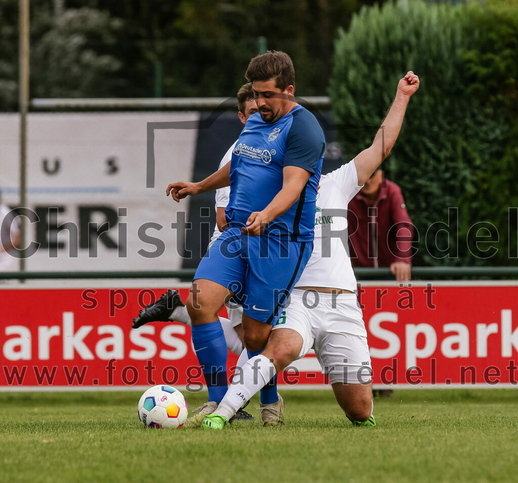 2023-10-14_096_FC_Langengeisling_gegen_TSV_Siegsdorf | Erding, Deutschland, 14.10.2023:
Fußball, Bezirksliga Oberbayern Ost 2023 / 2024, 13. Spieltag, FC Langengeisling gegen TSV Siegsdorf, Endergebnis: 3:0

Florian Rupprecht (FC Langengeisling, #11), Josef Wittmann (TSV Siegsdorf, #6)

Foto: Christian Riedel / fotografie-riedel.net