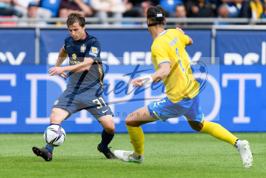 EBSTSV20210828_058 | Fussball, Herren: Richard Neudecker (TSV 1860 Muenchen) und Michael Schultz (Eintracht Braunschweig) im Zweikampf beim Spiel der 3. Liga zwischen Eintracht Braunschweig und TSV 1860 Muenchen im Eintracht-Stadion am 28.08.2021 in Braunschweig, Deutschland.DFB / DFL REGULATIONS PROHIBIT ANY USE OF PHOTOGRAPHS AS IMAGE SEQUENCES AND/OR QUASI-VIDEO. - Realisiert mit Pictrs.com