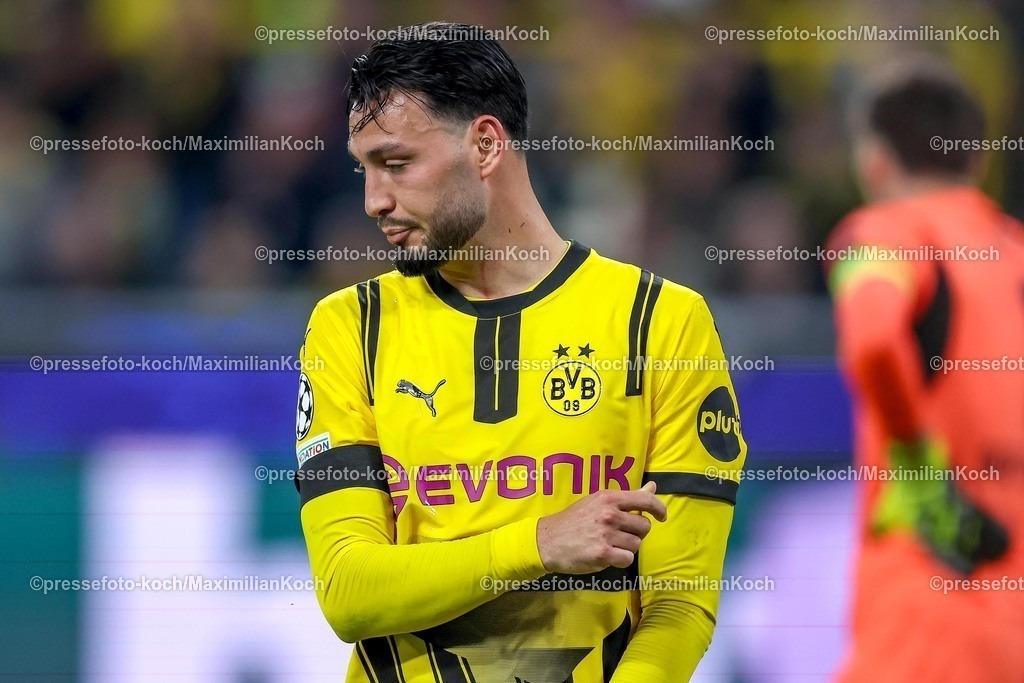 UCL1504251093 | 15.04.2025, Fußball, UEFA Champions League, Borussia Dortmund - FC Barcelona, BVB Stadion, Viertelfinale, Saison 2024 2025: Enttäuschung im Gesicht von Ramy Bensebaini (BVB #5) Enttäuscht verärgert nach dem EIgentorRegulations prohibit any use of photographs as image sequences and or quasi-video.